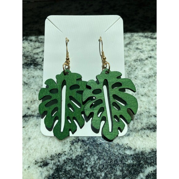 Green Earrings Wooden Boho Tropical Laser Cut Lightweight Dangle Gold hook NWOT - Picture 1 of 6